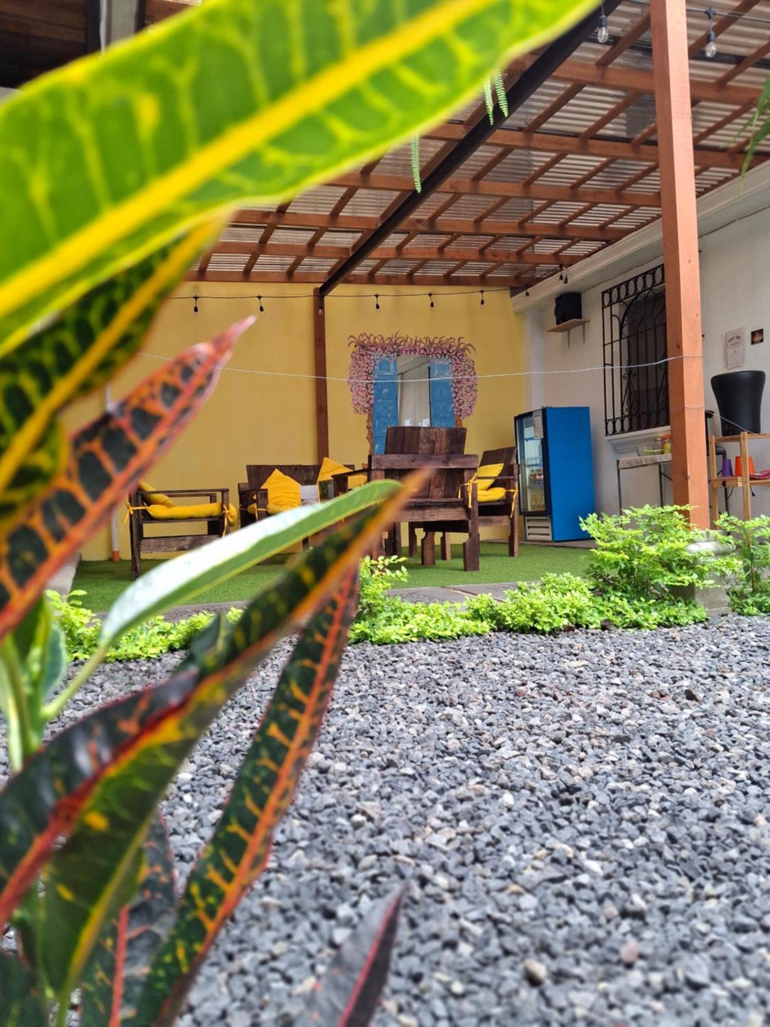 Blue Moon Hostel Antigua Esterno foto